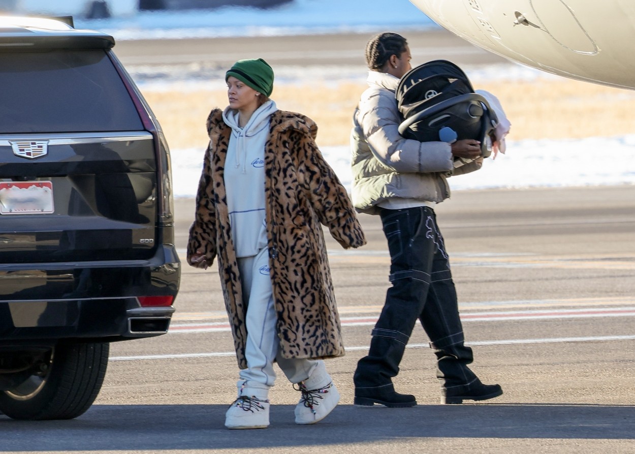 Rihanna, alături de partenerul ei și bebelușul lor, pe un aeroport
