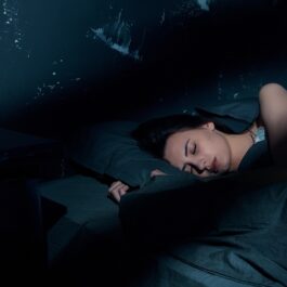 O femeie care doarme, cu o lampă de veghe