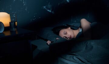 O femeie care doarme, cu o lampă de veghe