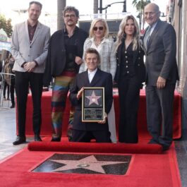 Pedro Pascal, Patricia Arquette, Ellen K și Steve Nissen și Willem Dafoe în timp ce pozează pe Walk of Fame
