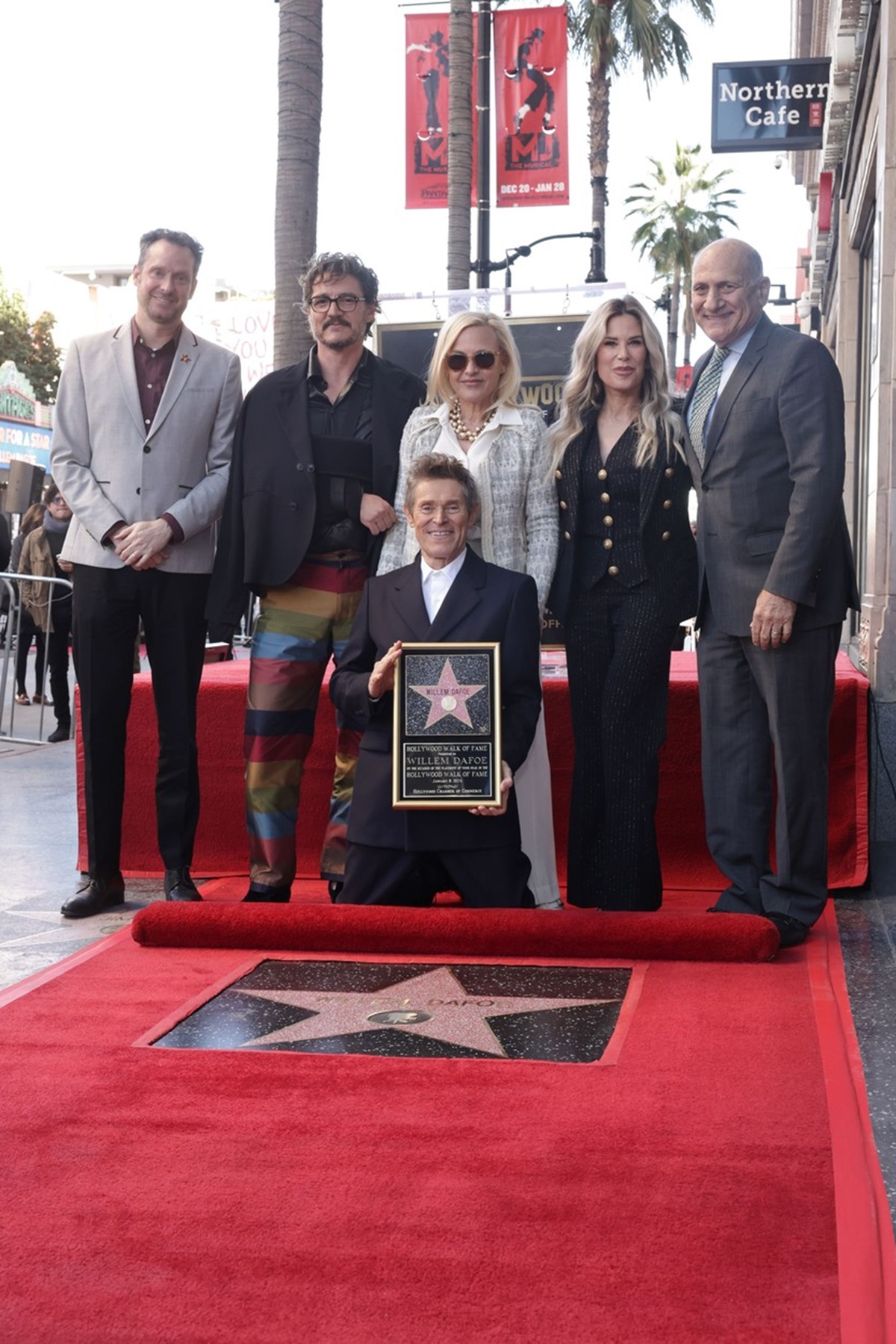 Pedro Pascal, Patricia Arquette, Ellen K și Steve Nissen și Willem Dafoe în timp ce pozează pe Walk of Fame