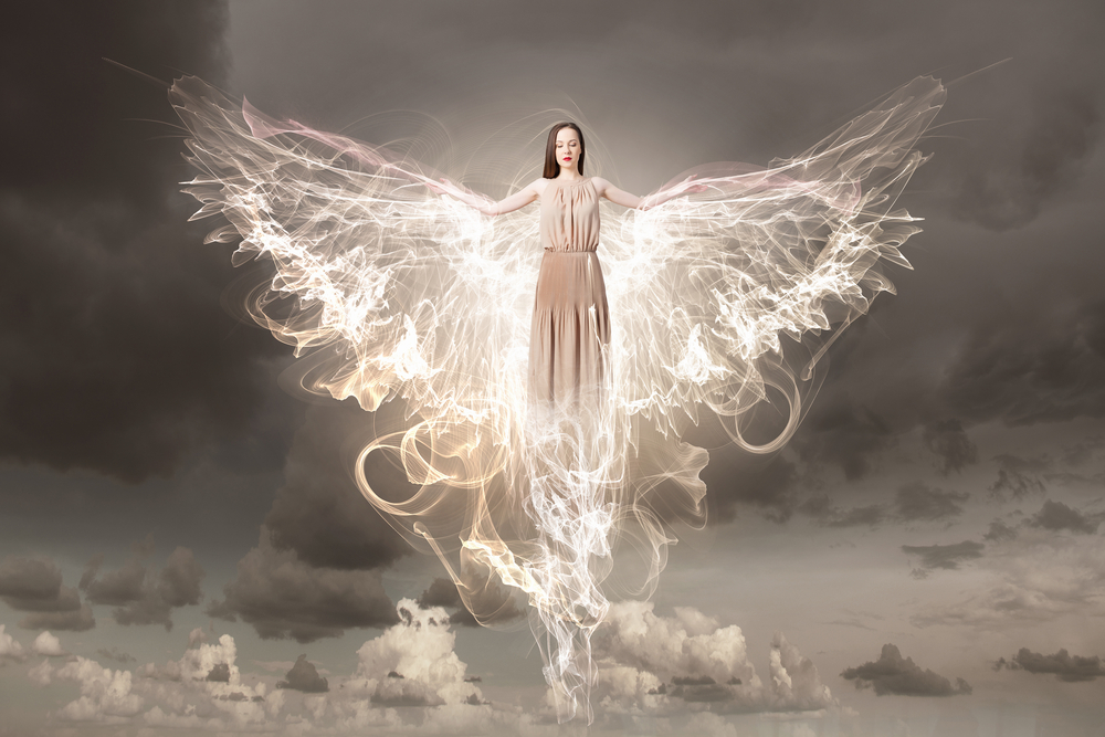 O femeie care pare că levitează, cu aripi de înger