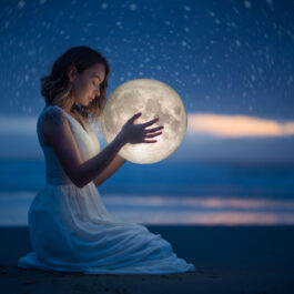 O femeie în rochie albă care ține în mână o Lună mare
