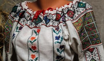 O femeie care poartă o ie tradițională românească