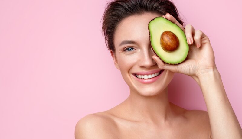 Alimente care te pot ajuta să arăți mai tânără, potrivit nutriționiștilor și dermatologilor