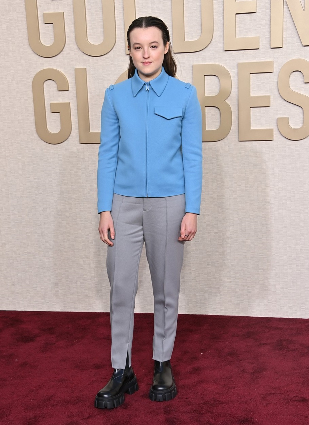 Bella Ramsey a purtat un costum cu sacou albastru pe covorul roșu de la Globurile de Aur 2024