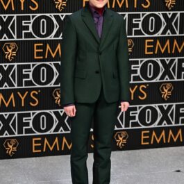Bella Ramsey într-un costum elegant verde pe covorul roșu de la Premiile Emmy 2023