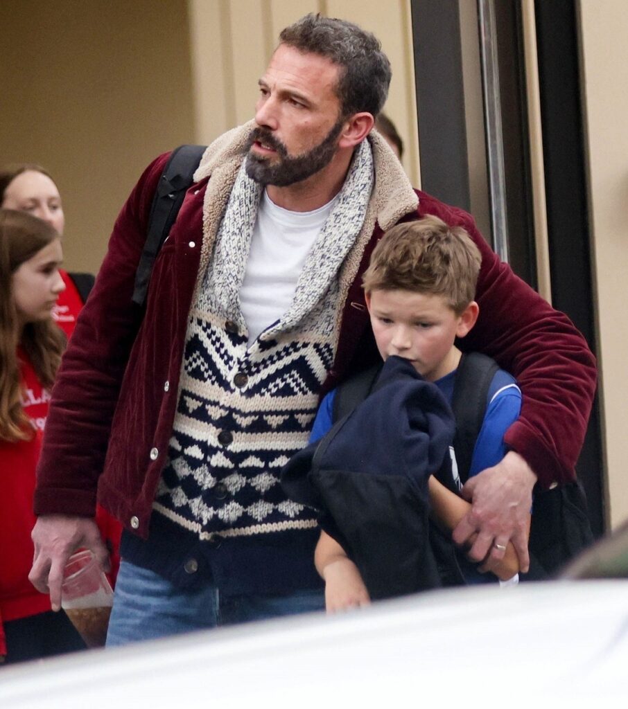 Ben Affleck în timp ce își ține în brațe fiul, Samuel