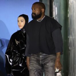 Kanye West într-o ținută casual alături de Bianca Censori care paortă o ținută din latex