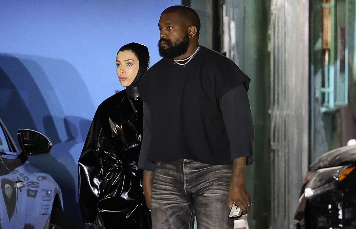 Kanye West într-o ținută casual alături de Bianca Censori care paortă o ținută din latex