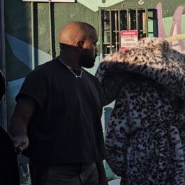Kanye West și Bianca Censori în fața unui hotel din Los Angeles