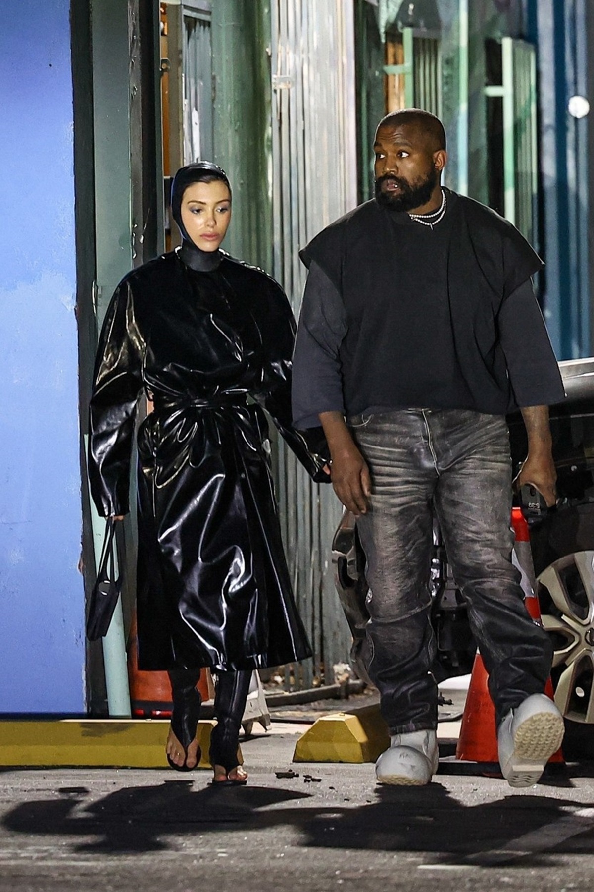 Bianca Censori într-o ținută din latex alături de Kanye West