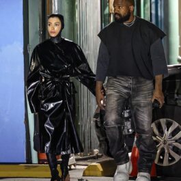 Bianca Censori într-o ținută neagră din latex de mână cu Kanye West
