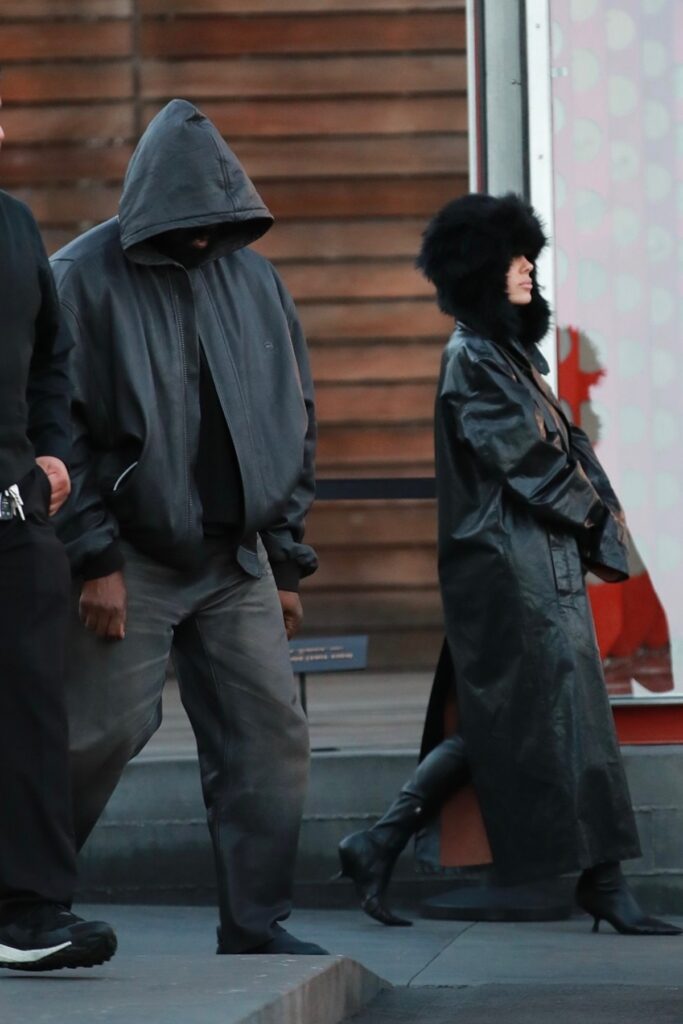 Bianca Censori și Kanye West pe străzile din Los Angeles în ținute de iarnă