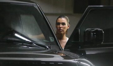 Bianca Censori în timp ce urcă la volanul unei mașini