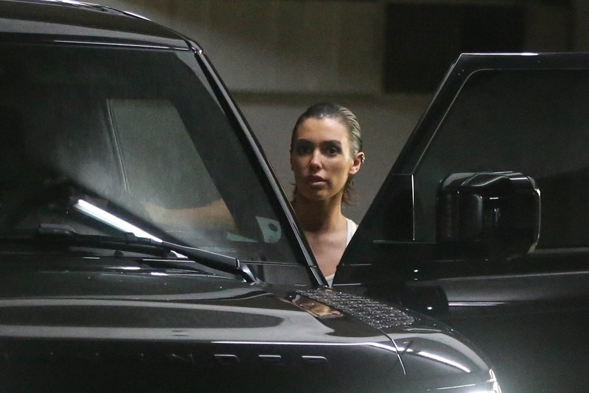 Bianca Censori în timp ce urcă la volanul unei mașini