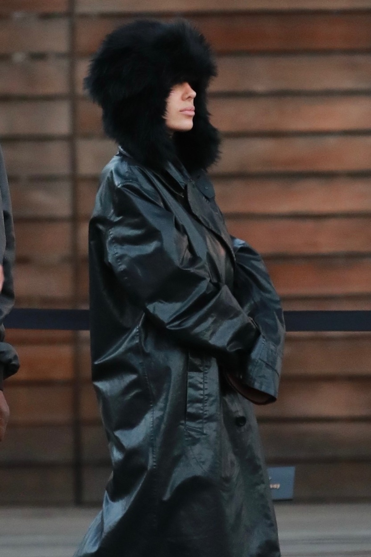 Bianca Censori într-un palton negru din piele pe străzile din Los Angeles
