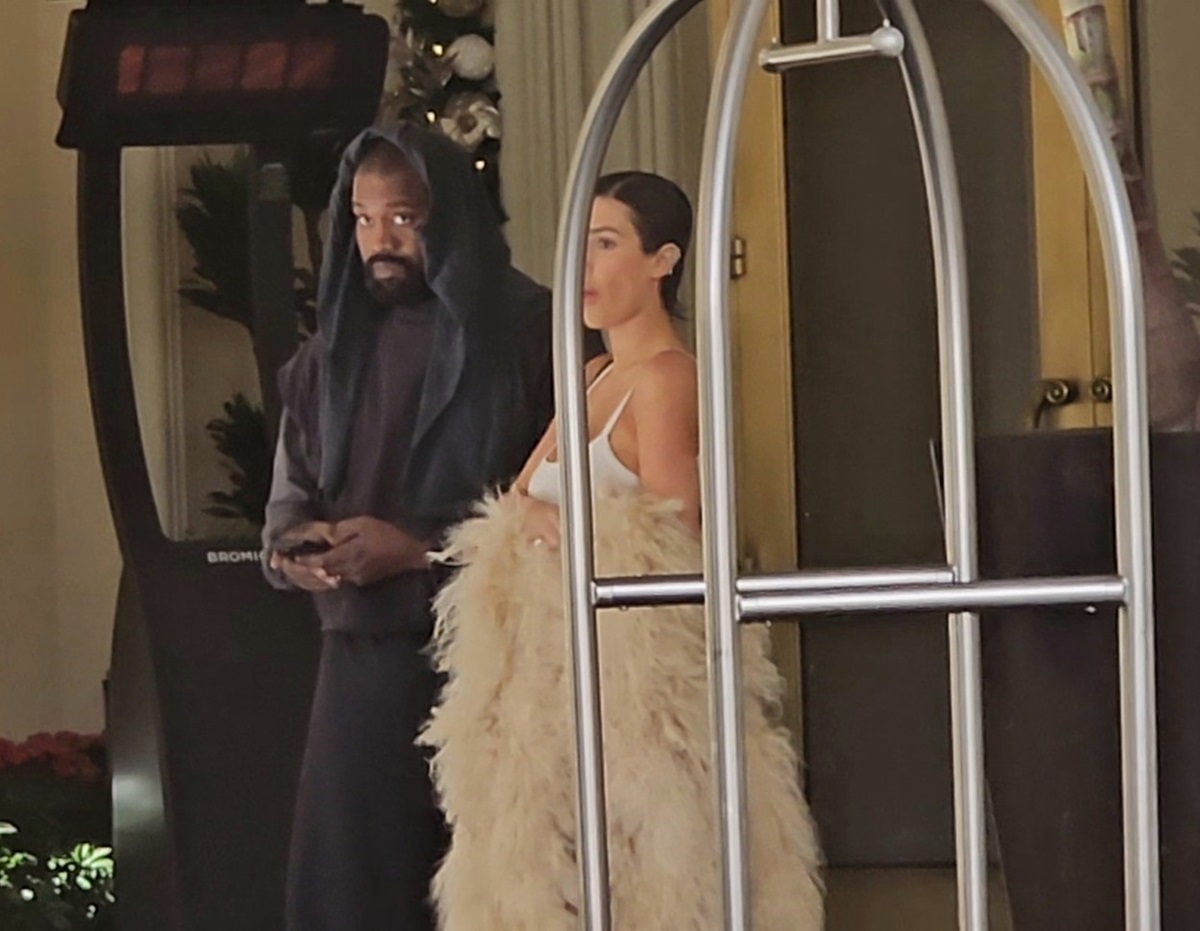 Bianca Censori și Kanye West în timp ce părăsesc împreună un hotel