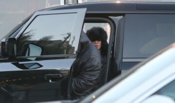 Bianca Censori și Kanye West în timp ce intră într-o mașină neagră