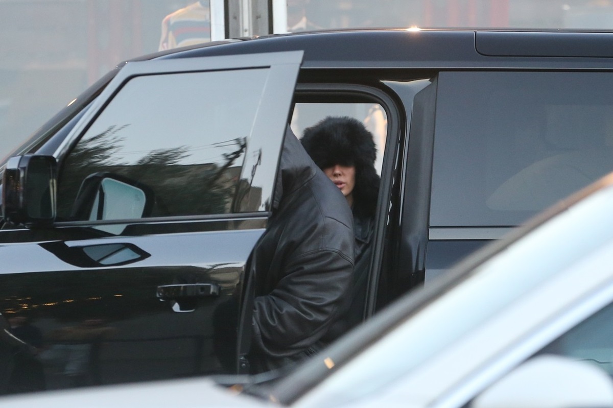 Bianca Censori și Kanye West în timp ce intră într-o mașină neagră