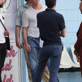 Brad Pitt, în haine lejere, pe platourile de filmare