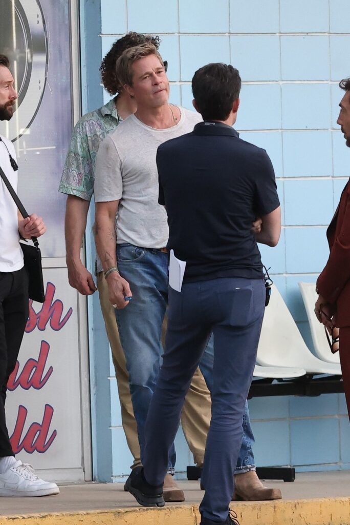 Brad Pitt, în haine lejere, pe platourile de filmare