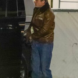 Brad Pitt, într-o geacă din piele și o pereche de jeanși, în parcare