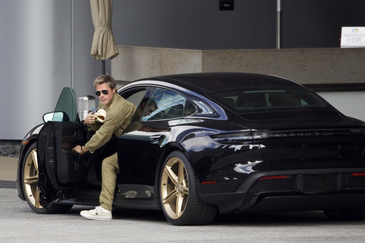 Brad Pitt, la volanul unei mașini de lux
