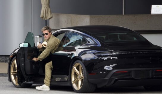 Brad Pitt are o mașină electrică care costă o mică avere. Cu ce se plimbă actorul pe străzile din Los Angeles