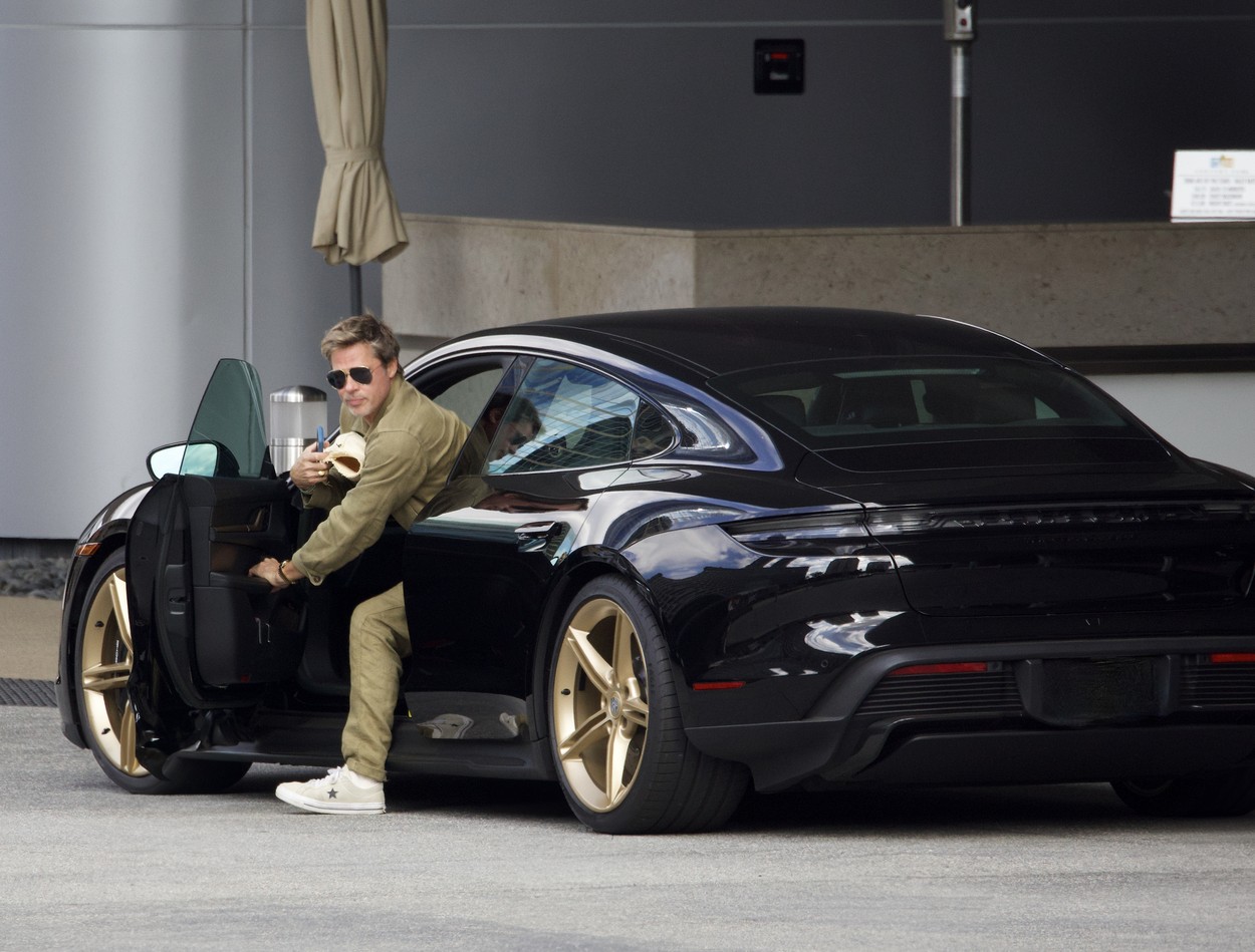 Brad Pitt, la volanul unei mașini de lux