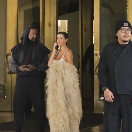 Bianca Censori cu o haină de blană alături de Kanye West în fața unui hotel