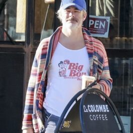 Chris Pine, pe stradă, cu o șapcă pe cap