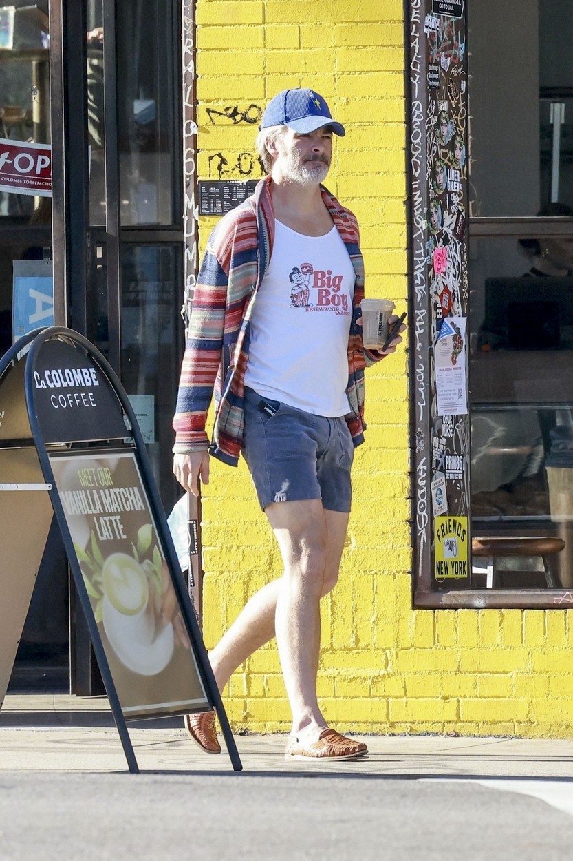 Chris Pine, într-o pereche de pantaloni scurți și un maiou alb