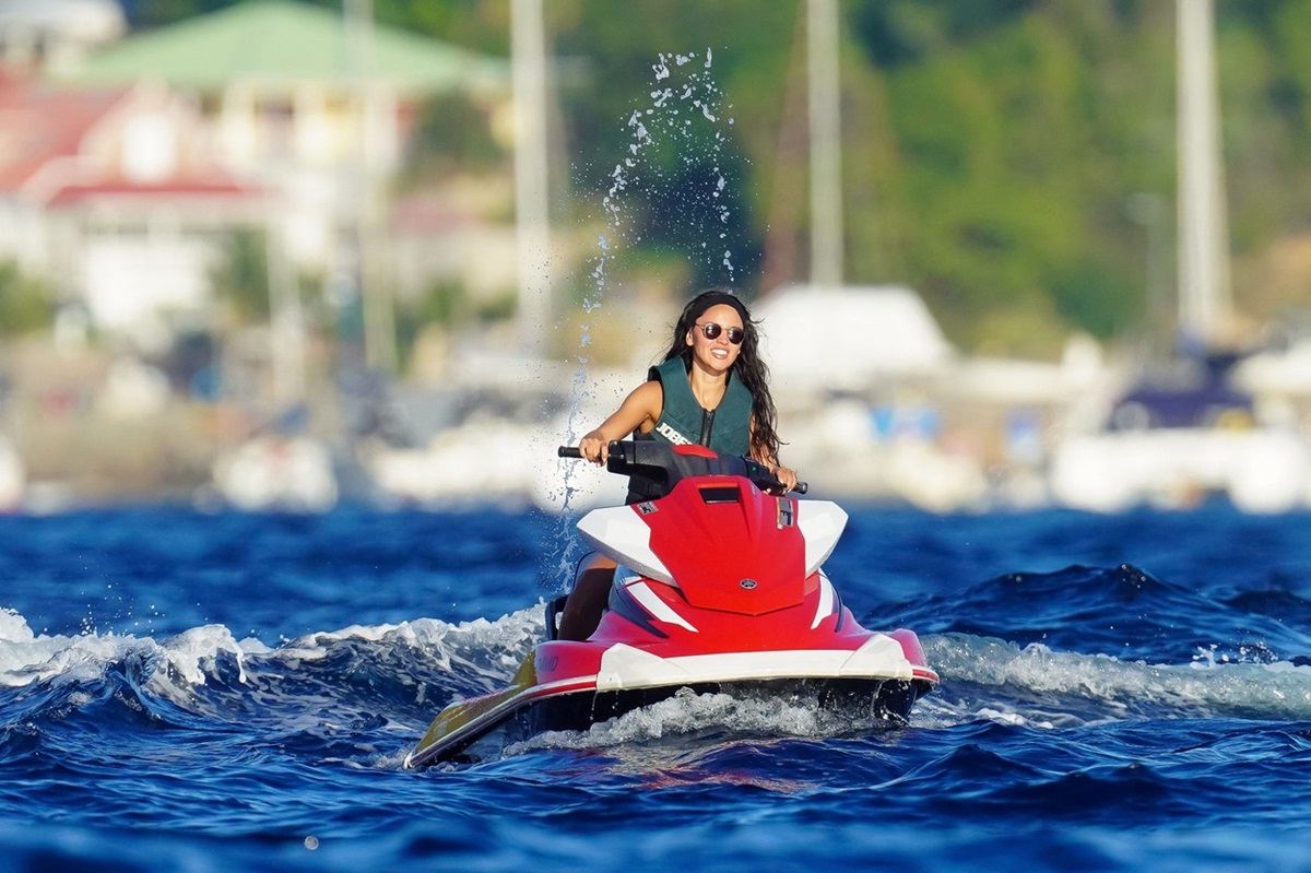 Eiza Gonzalez în timp ce conduce un jet ski