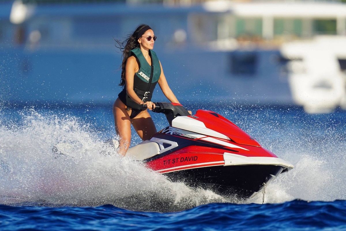Eiza Gonzalez în timp ce conduce un jet ski în vacanța sa din St Barts