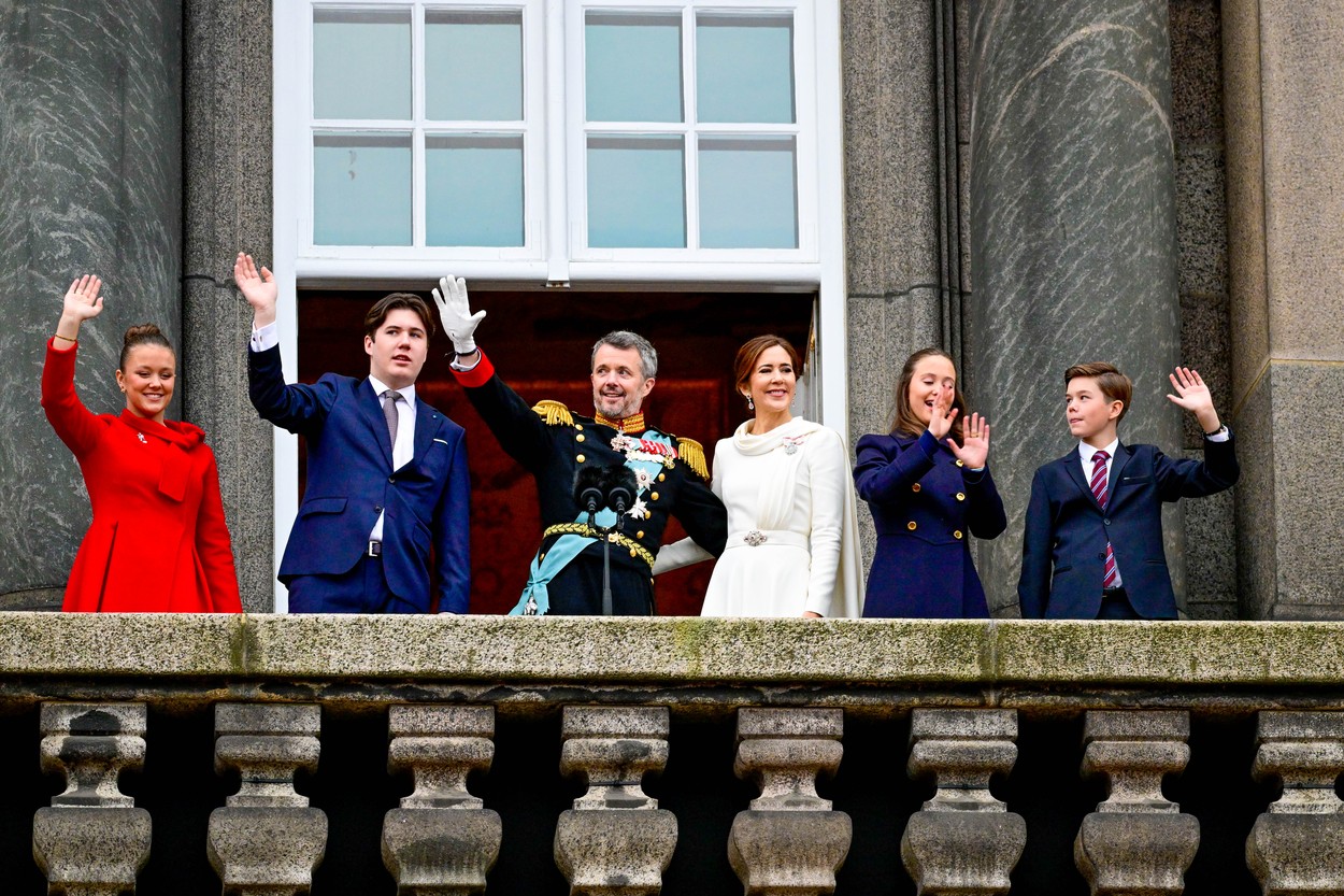 Regele Frederik al X-lea, alături de familia sa, în timp ce salută mulțimea