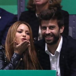 Shakira și Gerard Pique în tribuna unui stadion de fotbal