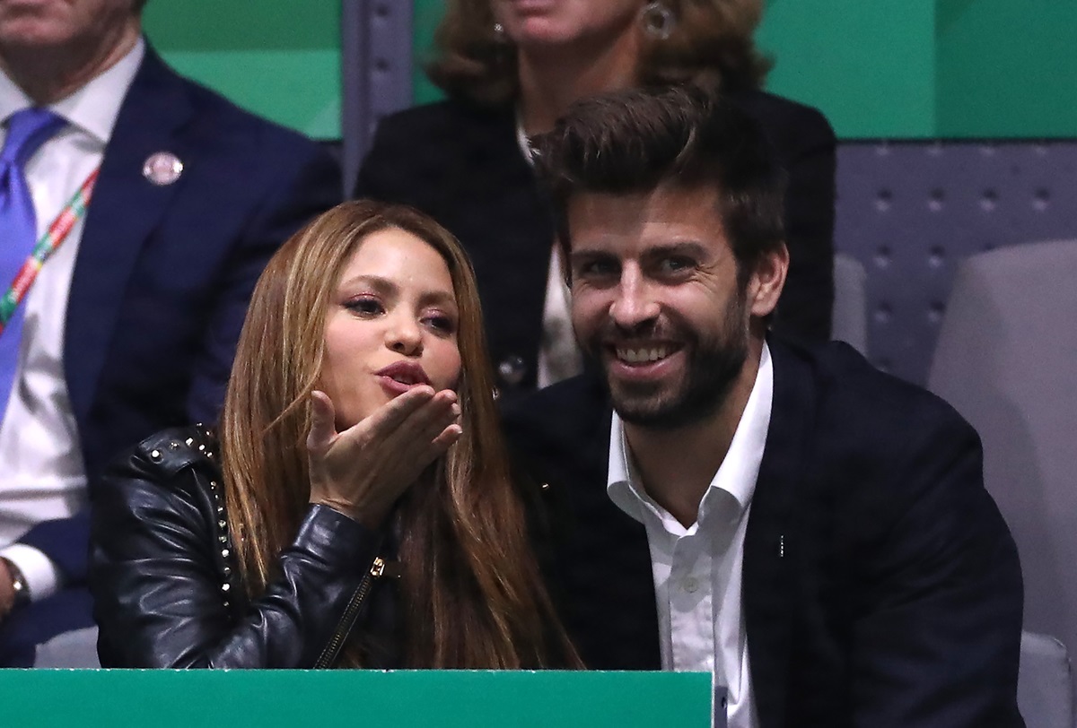 Shakira și Gerard Pique în tribuna unui stadion de fotbal