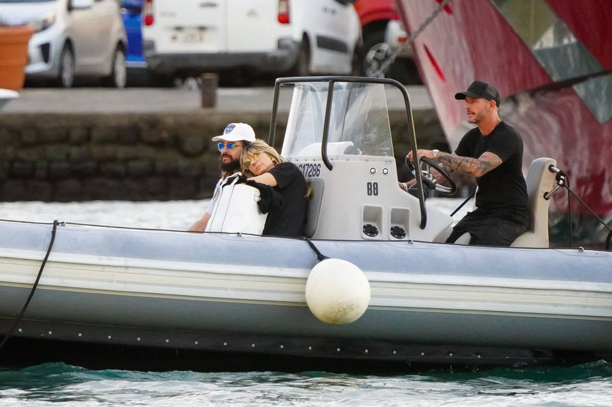Heidi Klum și Tom Kaulitz în timp ce se plimbă cu barca prin St Barts