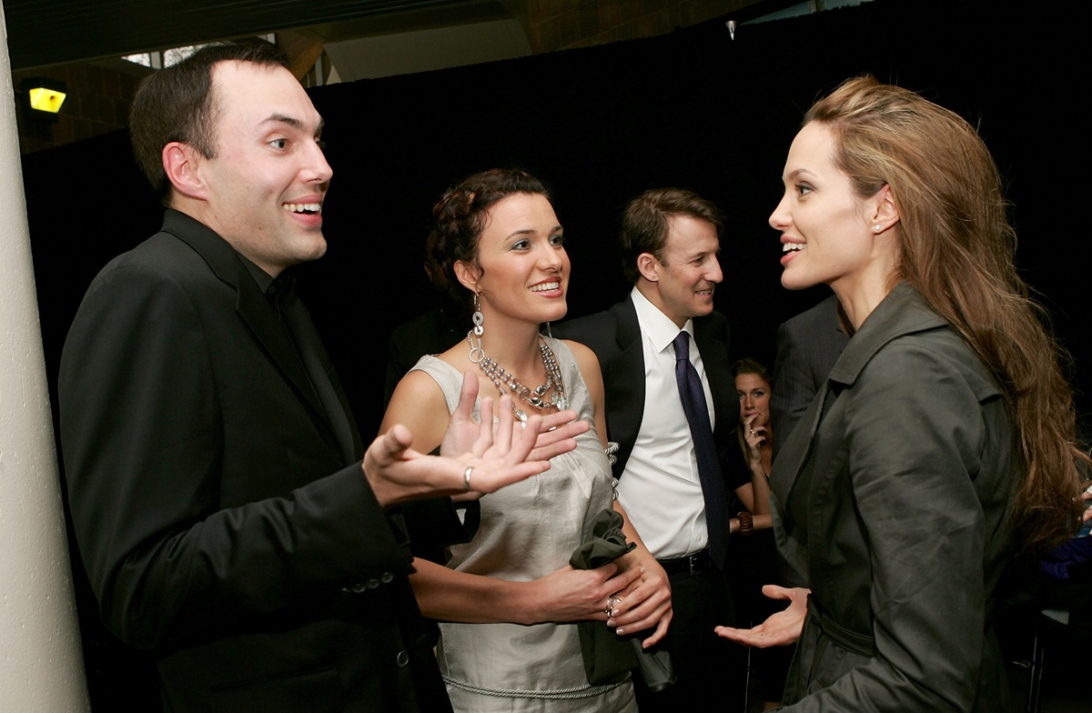 James Haven în timp ce poartă o discuție cu Angelina Jolie
