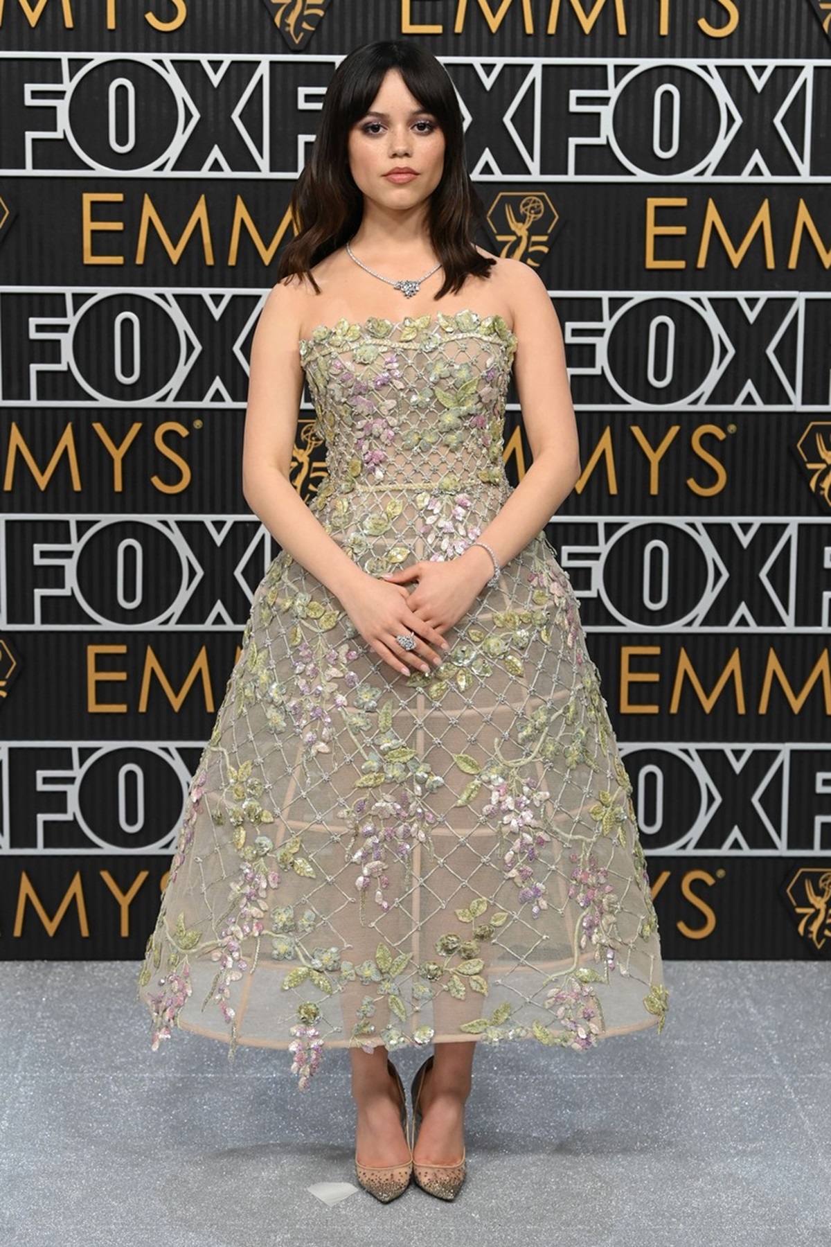 Jenna Ortega într-o rochie cu imprimeu floral pe Covorul roșu de la premiile Emmy 2023