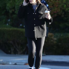 Jennifer Garner într-o ținută sport în timp ce vorbește la telefon și se plimbă pe străzile din Los Angeles