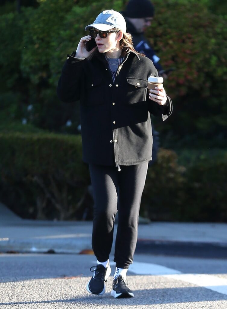 Jennifer Garner într-o ținută sport în timp ce vorbește la telefon și se plimbă pe străzile din Los Angeles