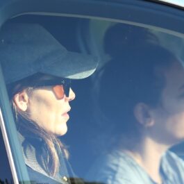 Jennifer Garner în timp ce se află într-o mașină cu o prietenă apropiată