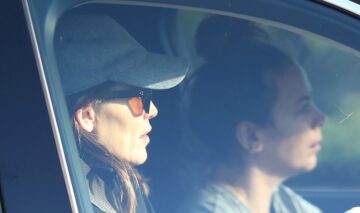 Jennifer Garner în timp ce se află într-o mașină cu o prietenă apropiată
