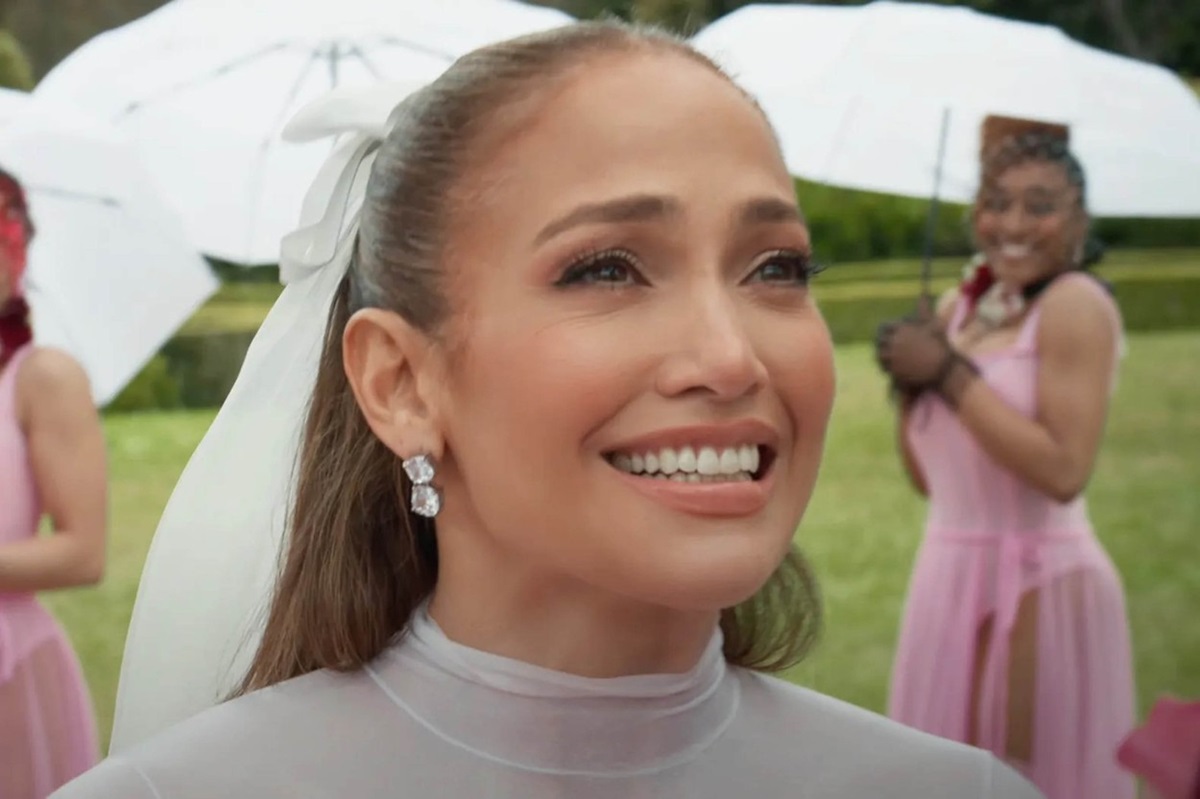 Jennifer Lopez în clipul melodiei Can't Get Enough