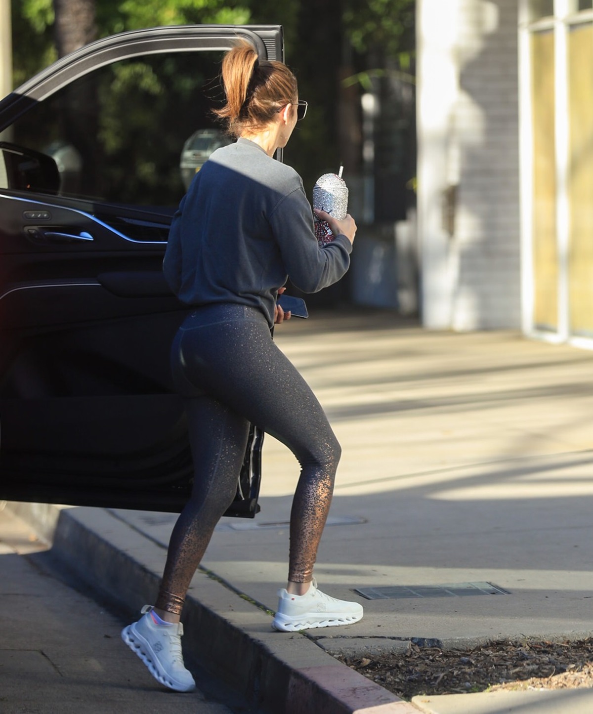 Jennifer Lopez într-o ținută sport în fața unei săli din Los Angeles