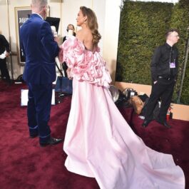 Jennifer Lopez a pozat într-o rochie roz pe covorul roșu de la Globurile de Aur 2024