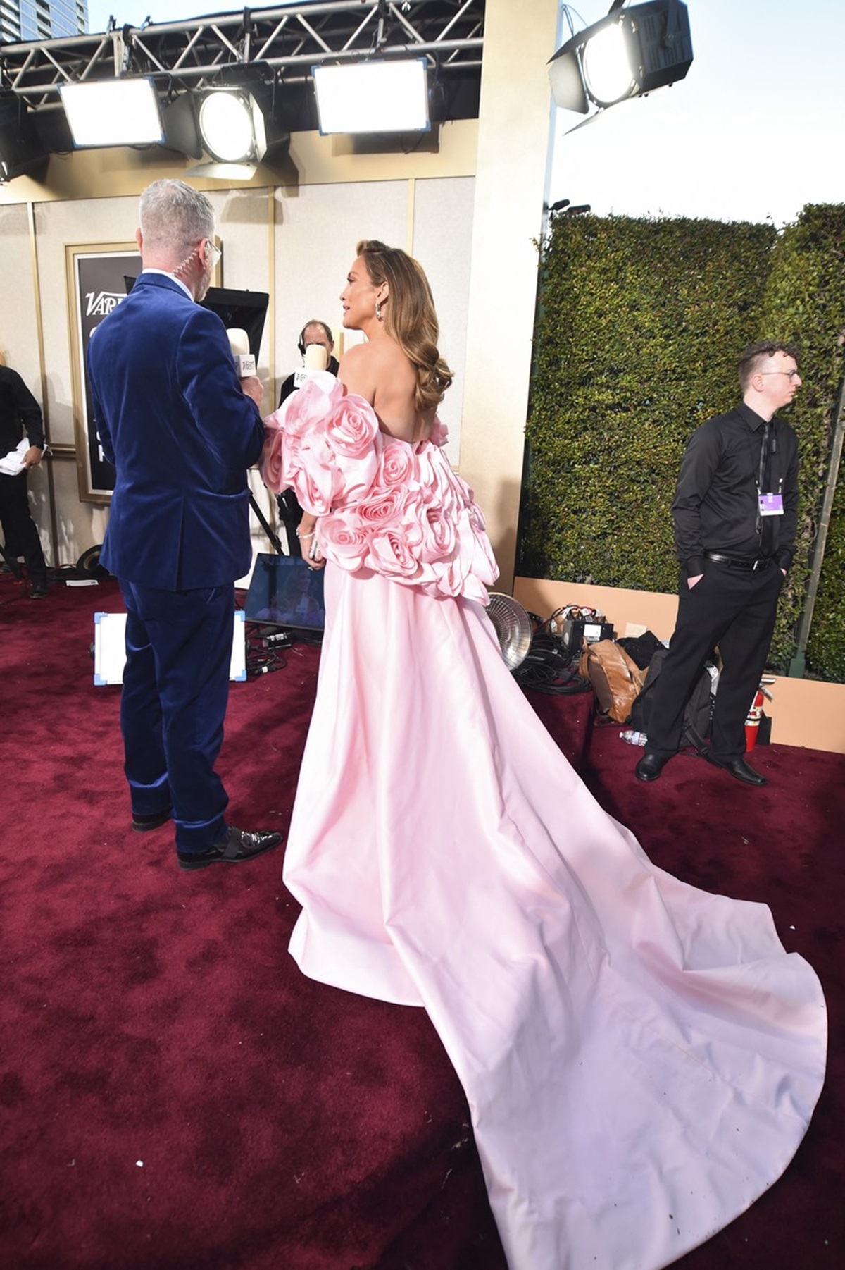 Jennifer Lopez a pozat într-o rochie roz pe covorul roșu de la Globurile de Aur 2024