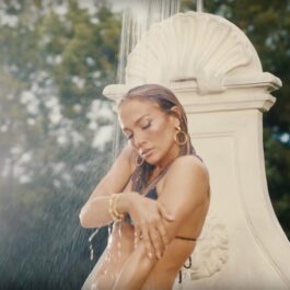 Jennifer Lopez dansând într-o fântână în videoclipul melodiei Can't Get Enough